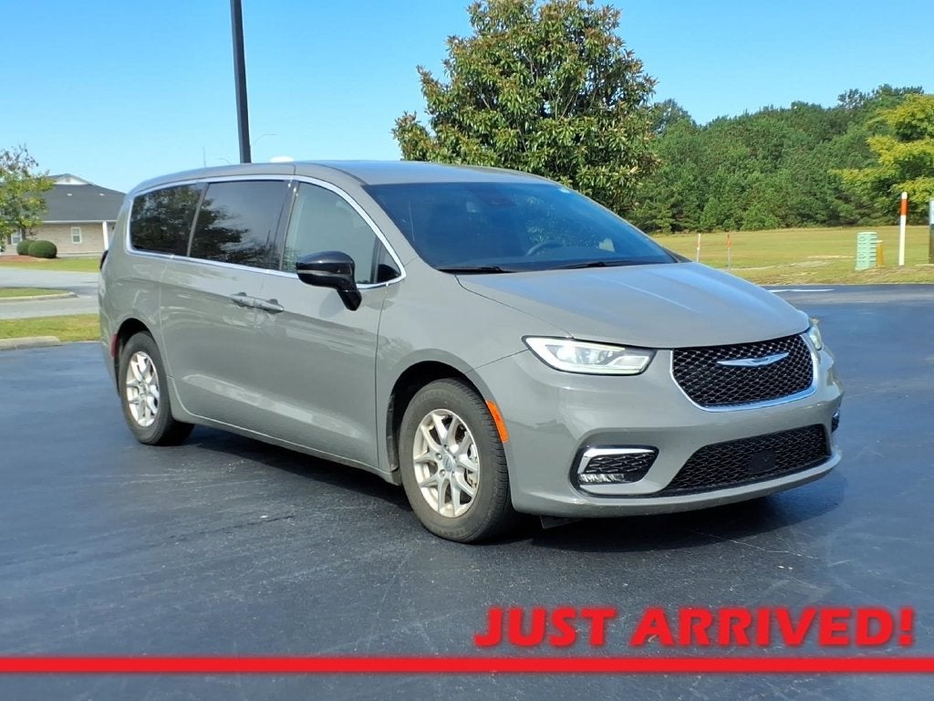 2025 Chrysler Pacifica Select