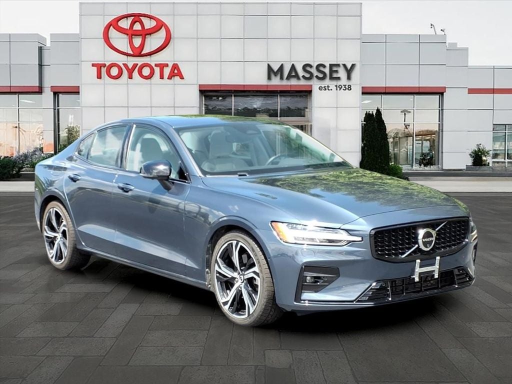 2024 Volvo S60 B5 Plus Dark Theme